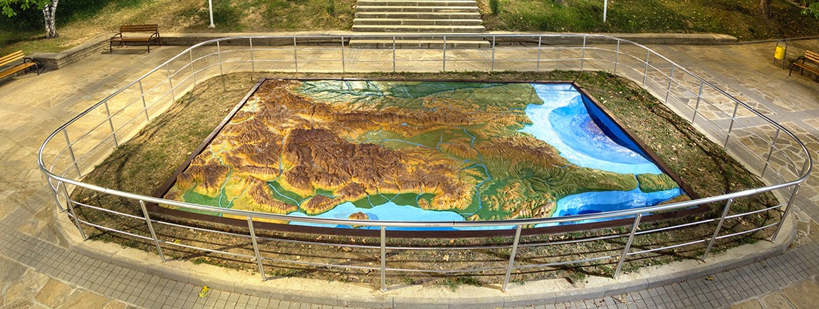 Първата релефна физическа карта на България. Картата се намира в двора на СОУ "Максим Райкович" - Дряново