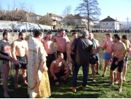 Четиринадесет дряновци се бориха за осветения кръст на Богоявление