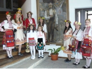 Красиви момичета и девойки от Дряново пяха и наричаха на Лазаровден