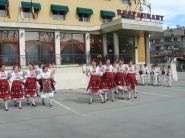 Красиви момичета и девойки от Дряново пяха и наричаха на Лазаровден