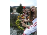 Красиви момичета и девойки от Дряново пяха и наричаха на Лазаровден