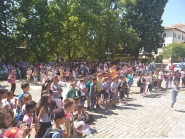 Колоритна празнична програма на 1-ви юни, зарадва децата на Дряново