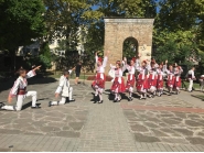 Богата фолклорна програма зарадва Дряново за Деня на Независимостта