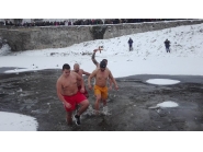 На Йордановден, четирима влязоха в студените води на Дряновска река