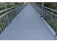 Завършена е подмяната на хоризонталната конструкция и ремонтът на парапета на металния мост свързващ площада на бившата автогара и гара Дряново.