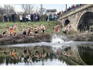 Кристиан Пенчев, извадил Светия кръст днес на Богоявление в Дряново, с благороден жест към храм „Въведение Богородично“!3