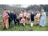 Кристиан Пенчев, извадил Светия кръст днес на Богоявление в Дряново, с благороден жест към храм „Въведение Богородично“!11